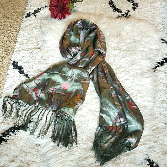100% Silk Green Asian Motif Scarf - Picture 3 of 6